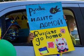 Ukrainian citizens in Chile protest outside the Russian Embassy